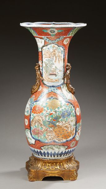 JAPON 
Grand vase cornet de forme balustre en porcelaine décoré en bleu sous couverte...