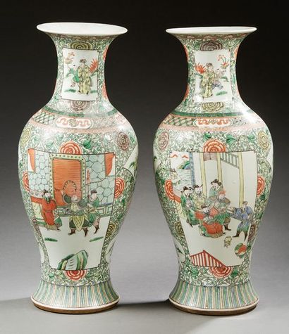 CHINE 
Paire de vases balustre en porcelaine décorés en émaux de la famille verte...