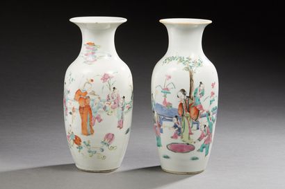 CHINE 
Paire de petits vases de forme balustre en porcelaine décorés en émaux de...