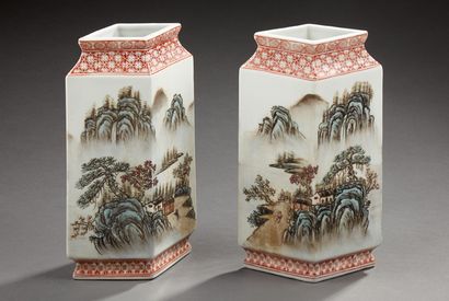 CHINE 
Paire de vases en porcelaine à quatre côtés en forme de losange, décorés en...
