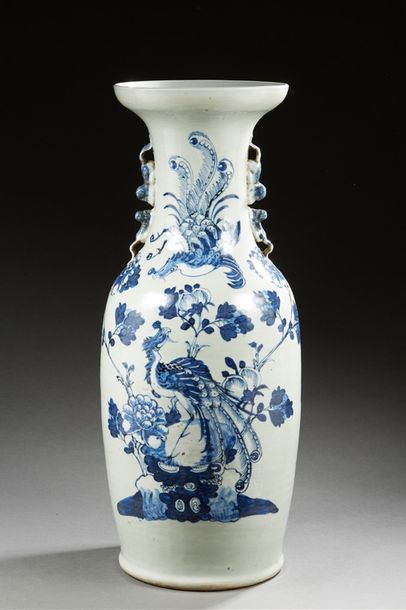 CHINE 
Vase balustre en porcelaine décoré en bleu sous couverte de fleurs et de phénix.
Fin...