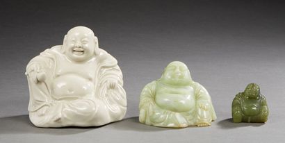 CHINE 
Trois bouddhas, l'un d'entre eux en porcelaine émaillée blanche, tenant une...