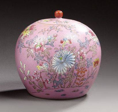 CHINE 
Pot en gingembre à fond rose en porcelaine à motif émaillé de fleurs et feuillages.
Période...