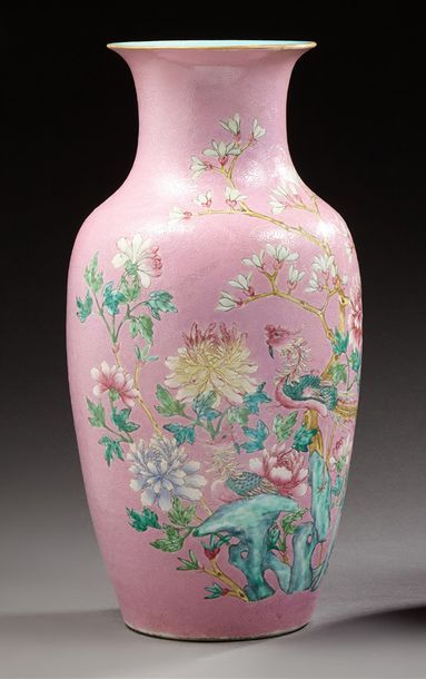 CHINE 
Grand vase en porcelaine fond rose en porcelaine à décor émaillé de fleurs...