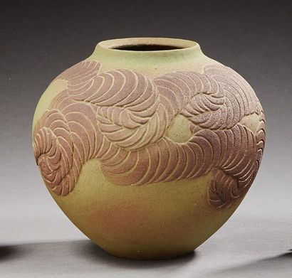 JAPON 
Vase boule en grè vert à motif géométrique.
XXe siècle.
H.: 18 cm
