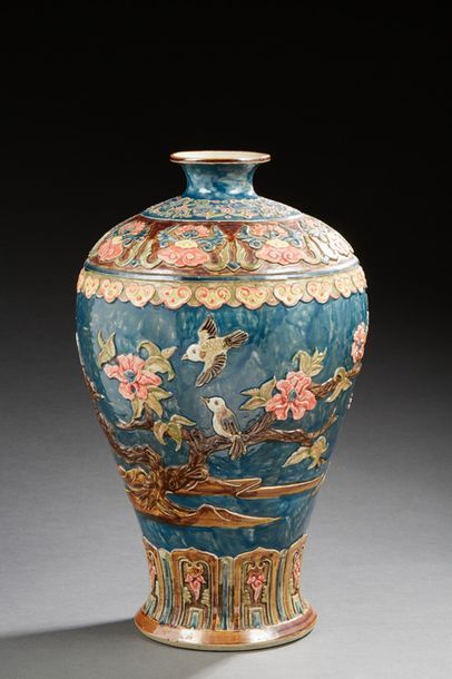 CHINE 
Vase Meiping en porcelaine décoré en léger relief de motifs orientaux.
Marque...