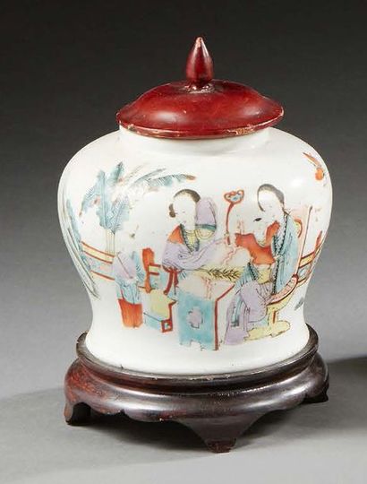 CHINE 
Petite potiche balustre en porcelaine décorée en émaux de la famille rose...