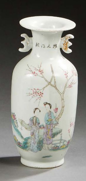 CHINE 
Un petit vase en porcelaine décoré de fleurs.
XXe siècle.
Dim.: 22 cm