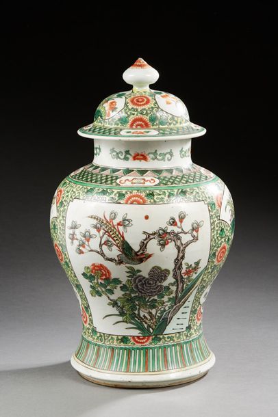 CHINE 
Vase couvert de forme balustre en porcelaine décoré en émaux de la famille...