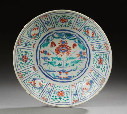SWATOW (CHINE du sud) 
Intéressant plat circulaire en porcelaine décoré en émaux...