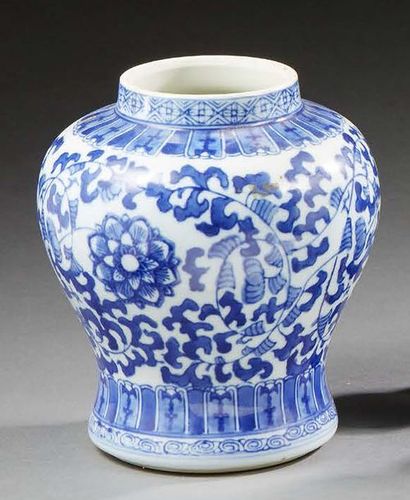 CHINE 
Petit vase balustre en porcelaine décoré en bleu sous couverte de personnages....