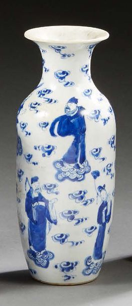 CHINE 
Petit vase balustre en porcelaine décoré en bleu sous couverte de personnages....
