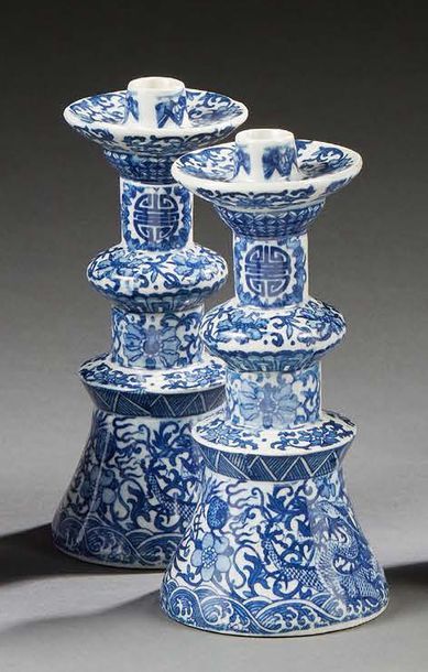 CHINE 
Paire de flambeaux en porcelaine à décor imprimé bleu de dragons et de symboles...