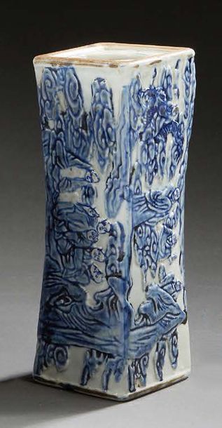 CHINE 
Oreiller quadrangulaire en porcelaine décoré en bleu de personnages.
Marque...