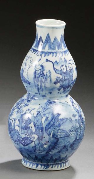 CHINE 
Vase double gourde en porcelaine décoré en bleu d'enfants.
Epoque moderne.
Dim.:...