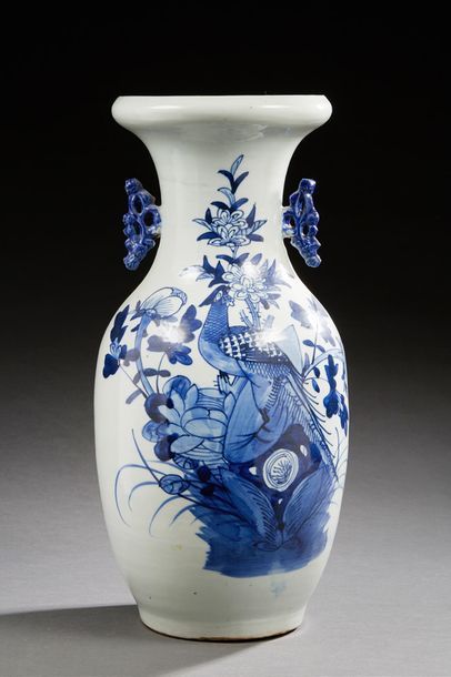 CHINE 
Vase balustre en porcelaine décoré en bleu d'un faisan sur un rocher avec...