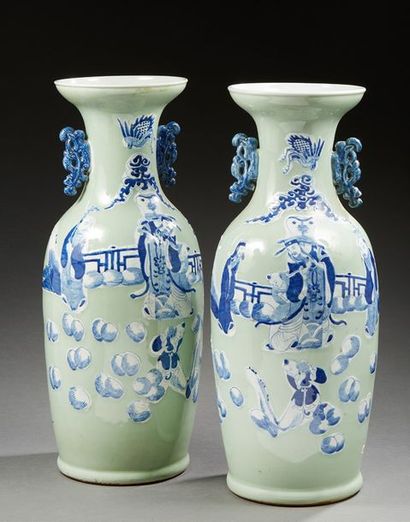 CHINE 
Paire de vases balustres en porcelaine à fond vert céladon décorés en bleu...