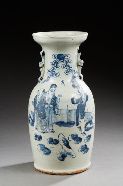 CHINE 
Vase balustre en porcelaine décoré en bleu d'immortels dans un jardin.
Début...