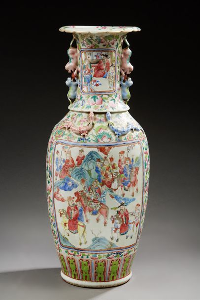 CHINE 
Grand vase balustre en porcelaine décoré en émaux de Canton de scènes de palais...