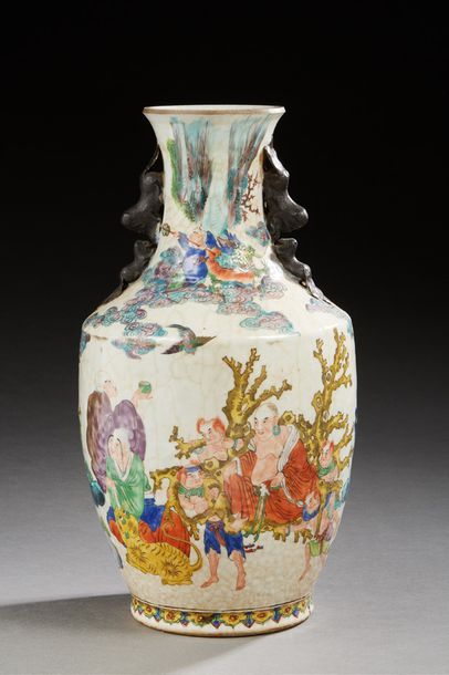 CHINE 
Vase en porcelaine de forme balustre à fond gris craquelé décoré en polychromie...