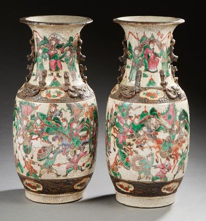CHINE 
Paire de vases de forme balustre à fond beige craquelé décorés en émaux de...