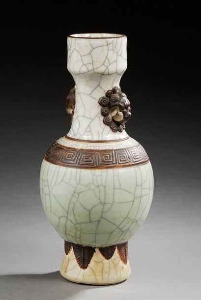 CHINE 
Petit vase de forme balustre en porcelaine à fond gris craquelé, les anses...