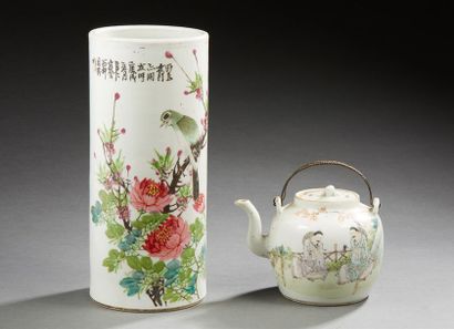 CHINE 
Théière en porcelaine décorée de personnages.
Dim. 13 cm
Vase cylindrique...