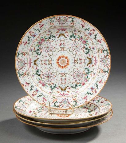 CHINE 
Rare suite de quatre assiettes circulaires en porcelaine décorées en émaux...