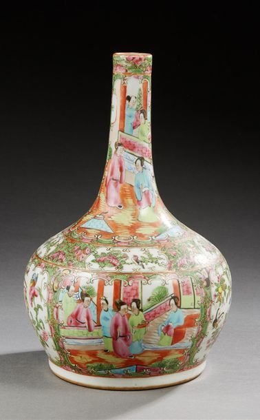 CHINE 
Vase bouteille en porcelaine décoré de scènes de Cour alternées d'oiseaux...