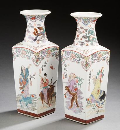 CHINE 
Paire de vases quadrangulaires en porcelaine à décor imprimé d'immortels.
Epoque...