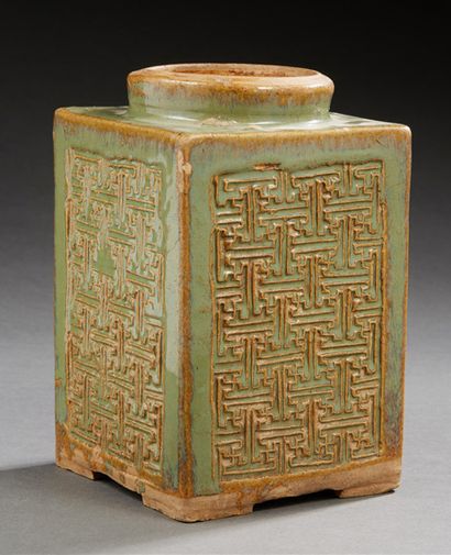 CHINE 
ASIE
Vase quadrangulaire recouvert en émail celadon à décor géometrique.
Travail...