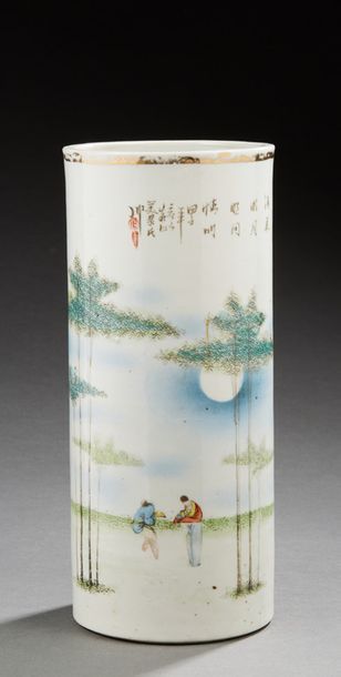 CHINE 
Pot à pinceaux cylindrique en porcelaine, décoré de personnages.
Epoque moderne.
Dim.:...