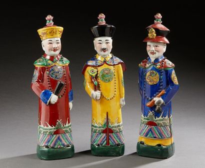 CHINE 
Trois figurines en porcelaine représentant des dignitaires en habits de Cour...
