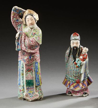 CHINE 
Deux figurines en porcelaine représentant des personnages, les vêtements polychromes.
Fin...