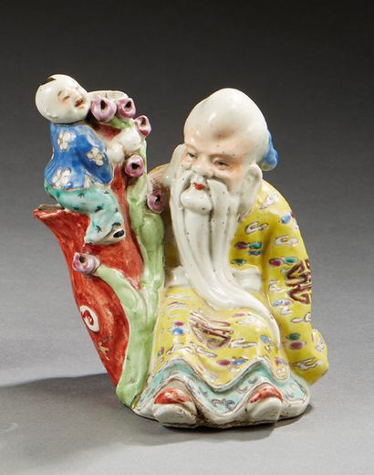 CHINE 
Porte pinceaux en porcelaine émaillée figurant un moine et et un enfant.
XIXe...