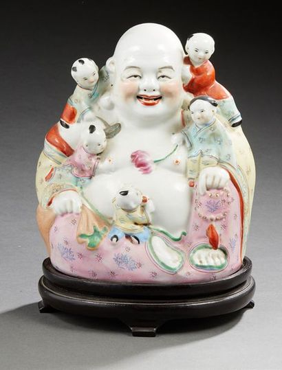 CHINE 
Bouddha en porcelaine assis entouré de cinq enfants agrippés à lui.
XXe siècle.
Dim.:...