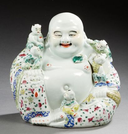 CHINE 
Grand bouddha en porcelaine assis entouré de cinq enfants agrippés à lui....