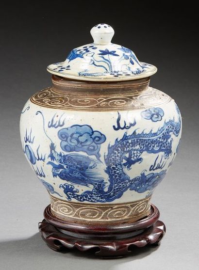 CHINE 
Petite potiche couverte en porcelaine décorée de deux dragons avec perle sacrée.
Epoque...