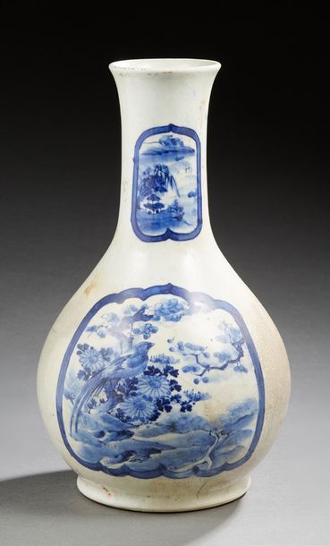 JAPON 
Vase bouteille en porcelaine décoré en bleu sous couverte d'oiseaux et de...