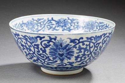 CHINE 
Grand bol circulaire en porcelaine décoré en bleu sous couverte de fleurs...