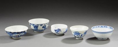 VIETNAM ou JAPON 
Cinq bols et quatre couvercles en porcelaine à décors divers.
XXe...