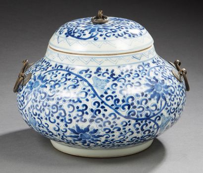 CHINE 
Pot couvert à panse aplatie en porcelaine décoré en bleu sous couverte de...