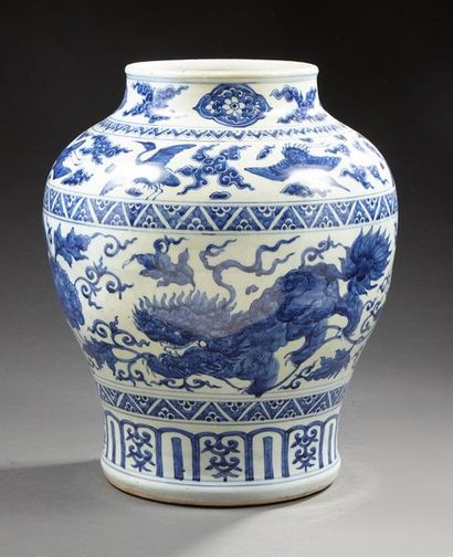 CHINE 
Potiche Guan en porcelaine décorée en bleu sous couverte dans le style des...