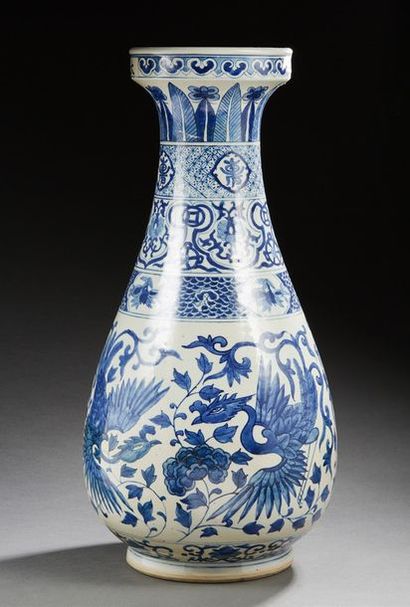 CHINE 
Grand vase en porcelaine de forme balustre décoré en bleu sous couverte de...