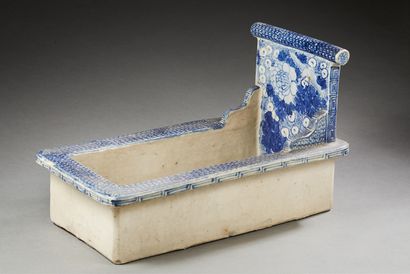 JAPON Elément de bassin en porcelaine blanc et bleu.
XIXe siècle.
Dim.: 49 x 26 x...