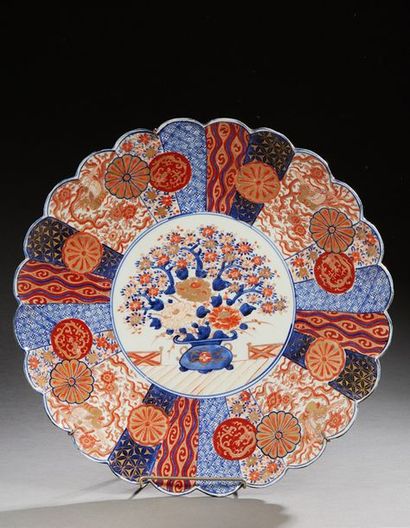 JAPON ET CHINE Ensemble de grands plats en porcelaine à décor imari, émaillé ou polychrome.
XIXe...