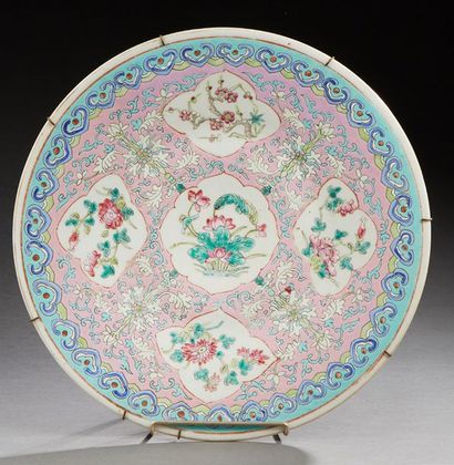 JAPON ET CHINE Ensemble de grands plats en porcelaine à décor imari, émaillé ou polychrome.
XIXe...
