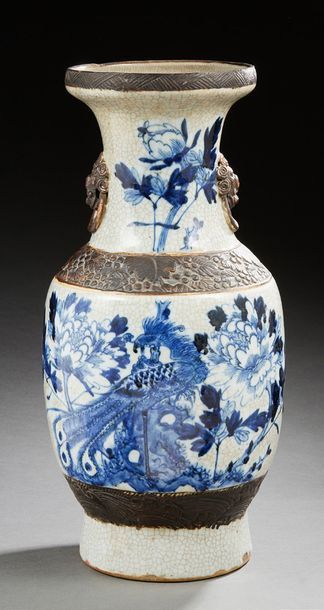 CHINE (NANKIN) 
Vase en porcelaine craquelé à motif bleu de phoenix.
XIXe siècle.
H.:...