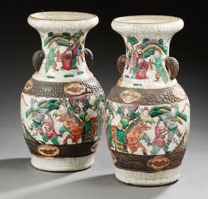 CHINE (NANKIN) 
Paire de vases en porcelaine émaillé figurant des combattants.
Marque...