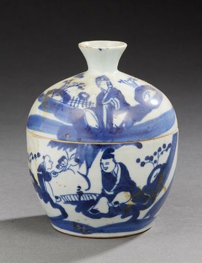 VIETNAM 
Bol couvert en porcelaine décoré en bleu de personnages.
Fin XIXe siècle.
Dim.:...